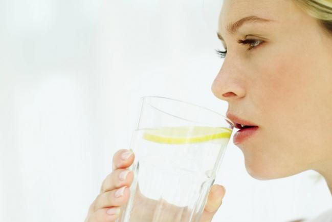 Mujer tomando jugo de limon