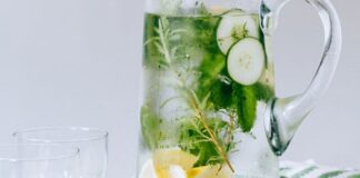 Agua con pepino, limón y perejil