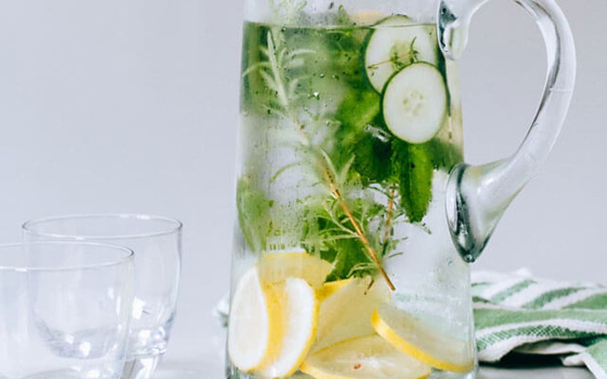 Agua con pepino, limón y perejil