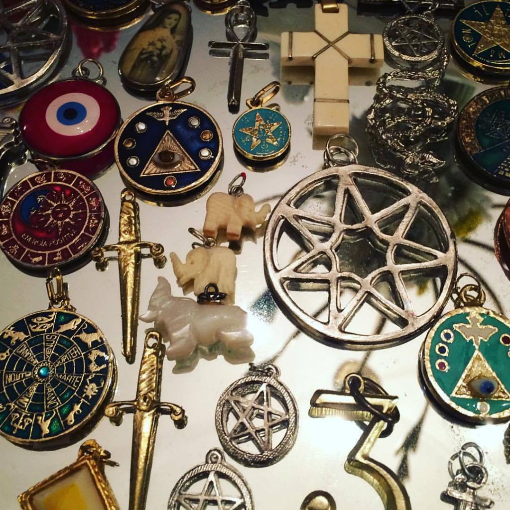 amuletos contra la brujería