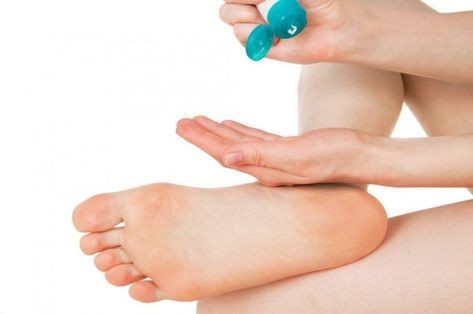 Puedes alternar este remedio con crema regeneradora que será de mucha ayuda para tus pies