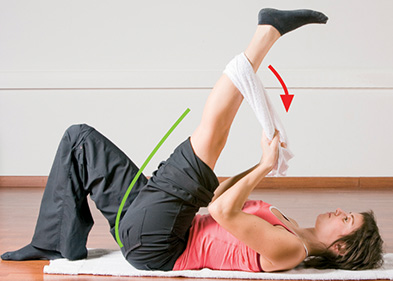 Imagen de mujer realizando ejercicios de estiramiento de la parte trasera del muslo 