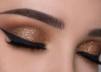 Ojos de mujer con maquillaje de sombra Shimmer.