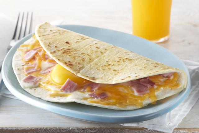Tortilla de trigo con huevo y jamón.