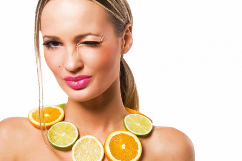 Una mascarilla de limón adecuada puede blanquear tus uñas, cuidar u cabello y cuidar tu piel
