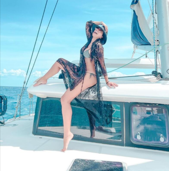 Cecilia Galliano en yate en bikini y una bata transparente
