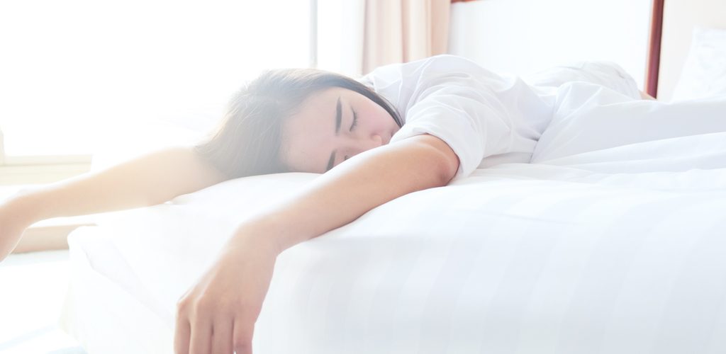mujer durmiendo - beneficios de consumir miel