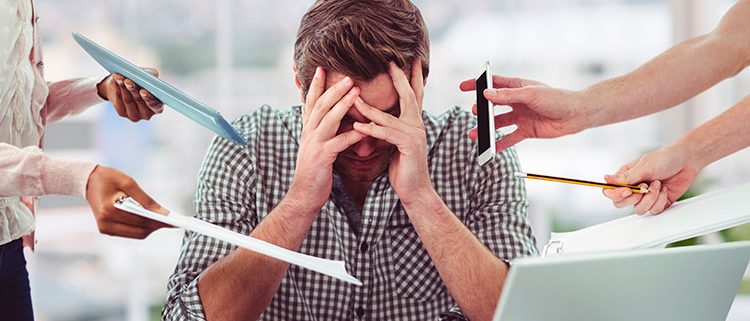 Los primeros síntomas del estrés laboral, son el agotamiento físico y la ruptura de las relaciones interpersonales. 