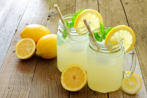 Vasos con limonada