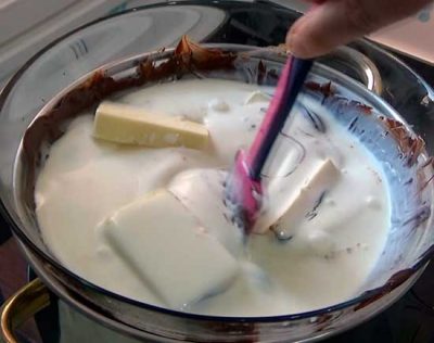 foto de chocolate blanco derritiéndose en nata