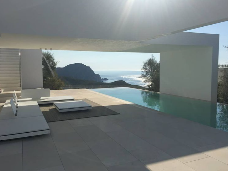Vista a la piscina de la mansión en Ibiza