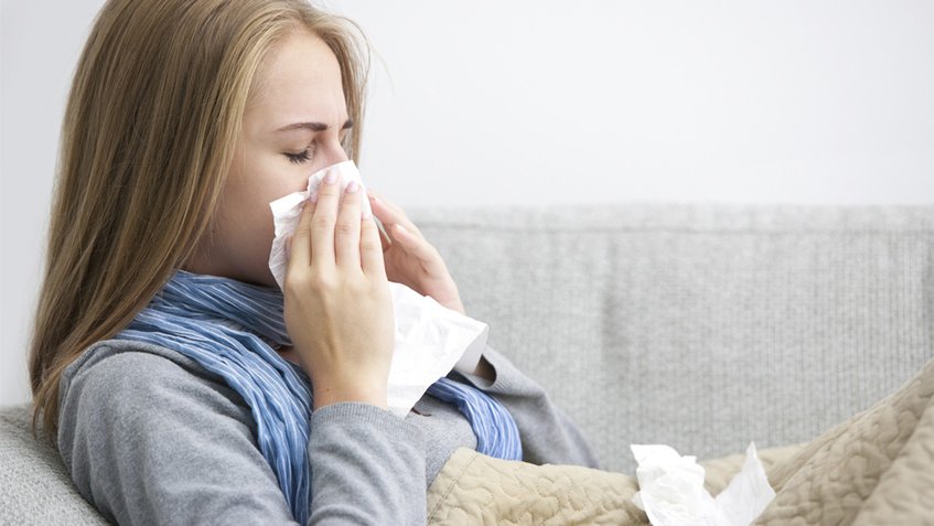 mujer con gripe