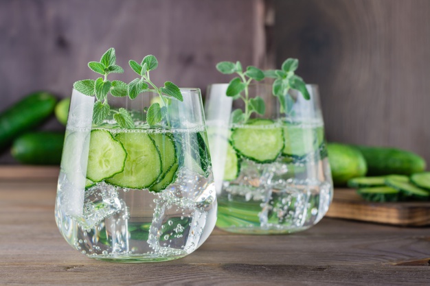 El agua de pepino y limón es un saciante por excelencia.