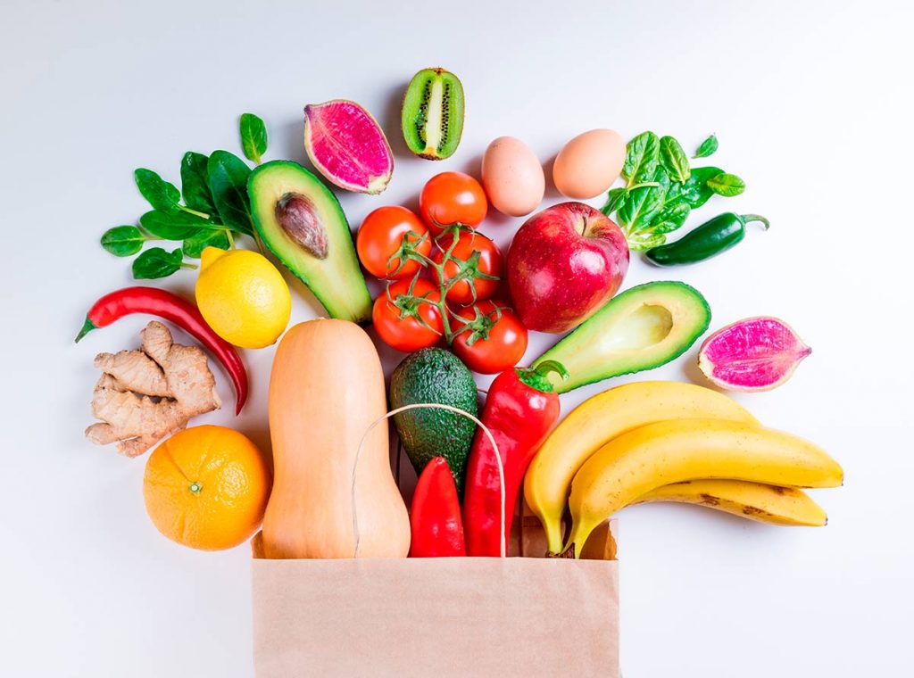 El plátano y el tomate son alimentos alimentos muy buenos para un tratamiento de rejuvenecimiento facial