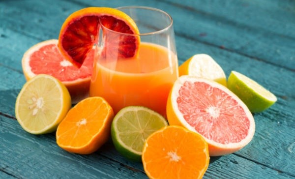 Evita los jugos cítricos y refrescos - alimentos prohibidos para la gastritis