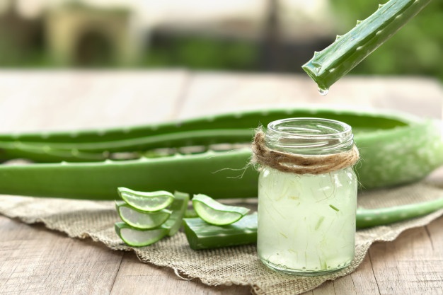 aloe-vera en frasco de vidrio para el tratamiento de la piel y las estrías