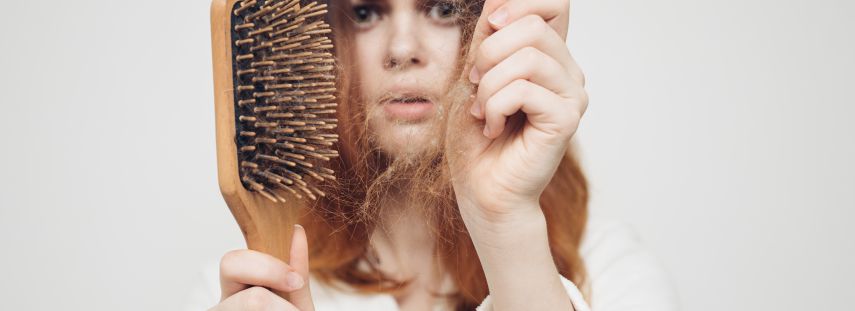 El café colado con aloe vera estimula el crecimiento del cabello y evita su caída