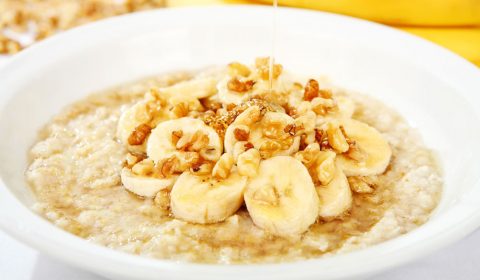 Plato de avena, leche y plátano