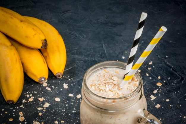 El batido de banana, avena y chía esta lleno de nutrientes, necesarios en una buena dieta