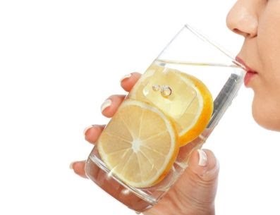 mujer tomando cascara de limon para adelgazar