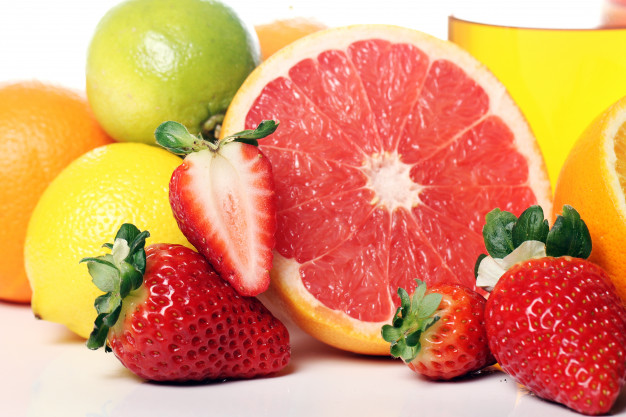 el  jugo con naranja, pomelo y fresa aporta vitaminas y hierro al organismo