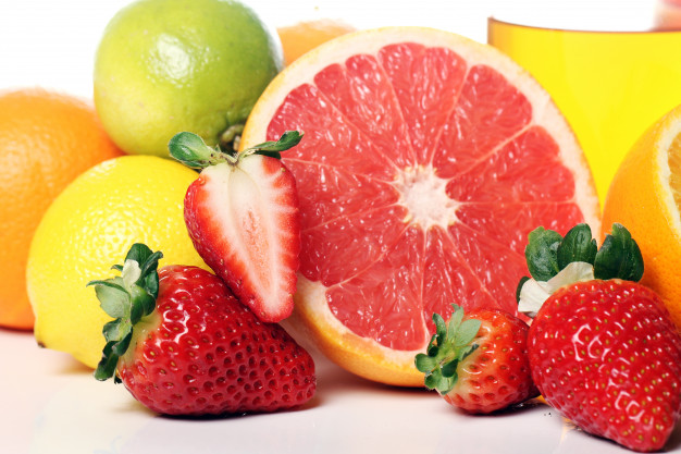 el jugo con naranja, pomelo y fresa aporta vitaminas y hierro al organismo