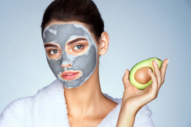 Para el rejuvenecimiento facial natural el aguacate es muy bueno y le aporta suavidad y elasticidad a la piel.