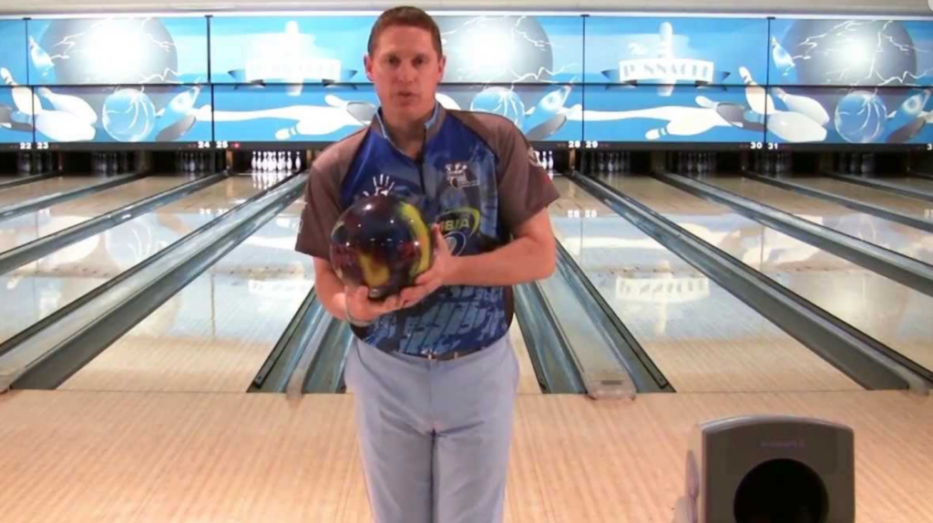 Hombre jugando bowling