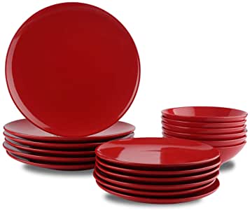 Primer plano de juego de platos de color Rojo