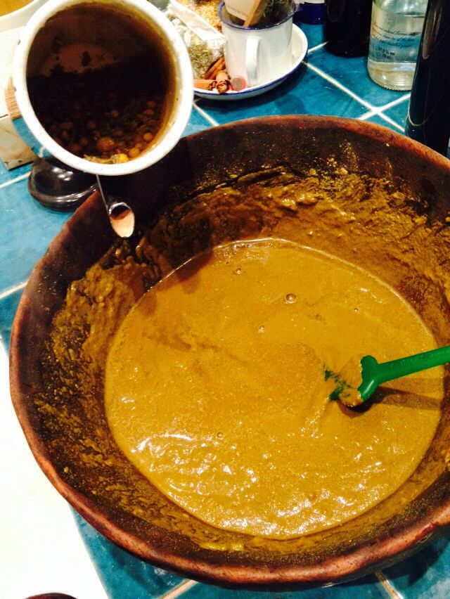 Tazón con tinte natural hecho a base de manzanilla.