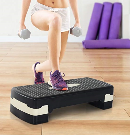 Imagen de medio cuerpo de una mujer realizando ejercicios de subida a la plataforma.