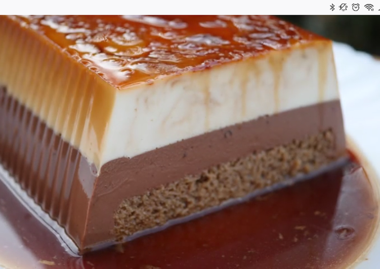 primer plano de un flan de chocolate blanco y negro