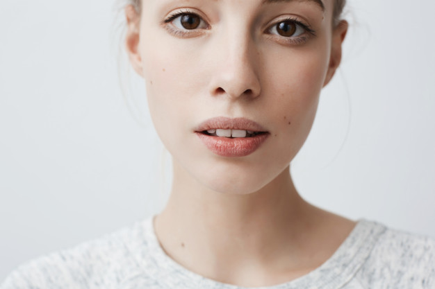 El aceite de oliva para los labios es un remedio natural contra los labios partidos