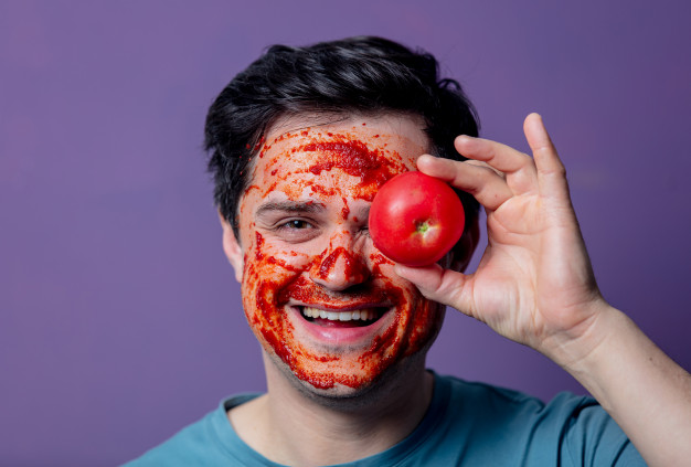 El azúcar moreno junto con el tomate ayudan es un exfoliante muy natural y potente.