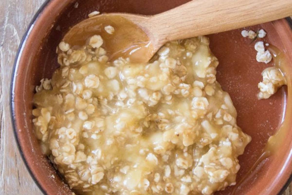 La mascarilla de avena y miel obtiene la consistencia ideal cuando se hidrata la avena con antelación.