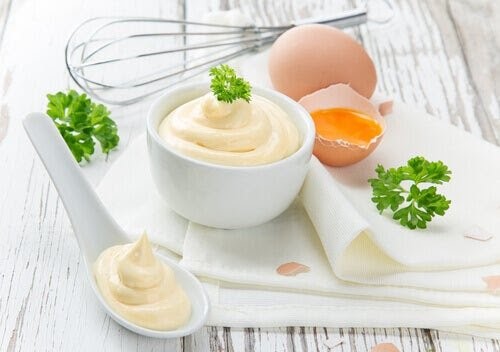 mayonesa y huevo para cabello reseco y maltratado