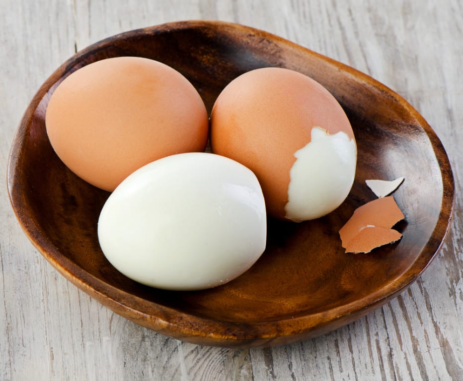 Aplica sal al agua de cocinar los huevos y verás que a la hora de quitar la cáscara te será mucho más fácil.