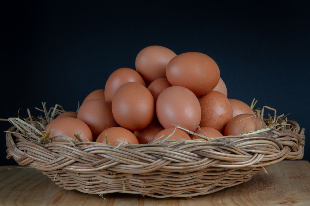 Cesta de huevos cocidos sobre una mesa.