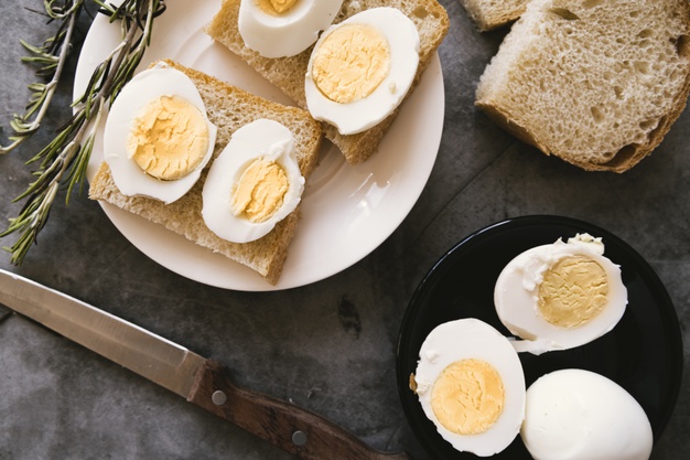 Huevos con pán integral sobre la mesa