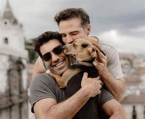  Roberto Manrique feliz con su pareja y mascota