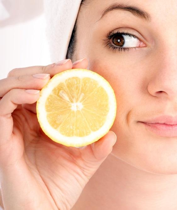 La mascarilla de limón suaviza, hidrata, blanquea y limpia tu rostro