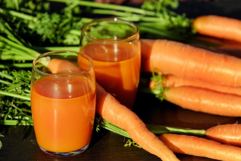 Los jugos de la zanahoria y del tomate son ideales para combatir la diabetes y el colesterol. Además es muy recomendado por los especialistas