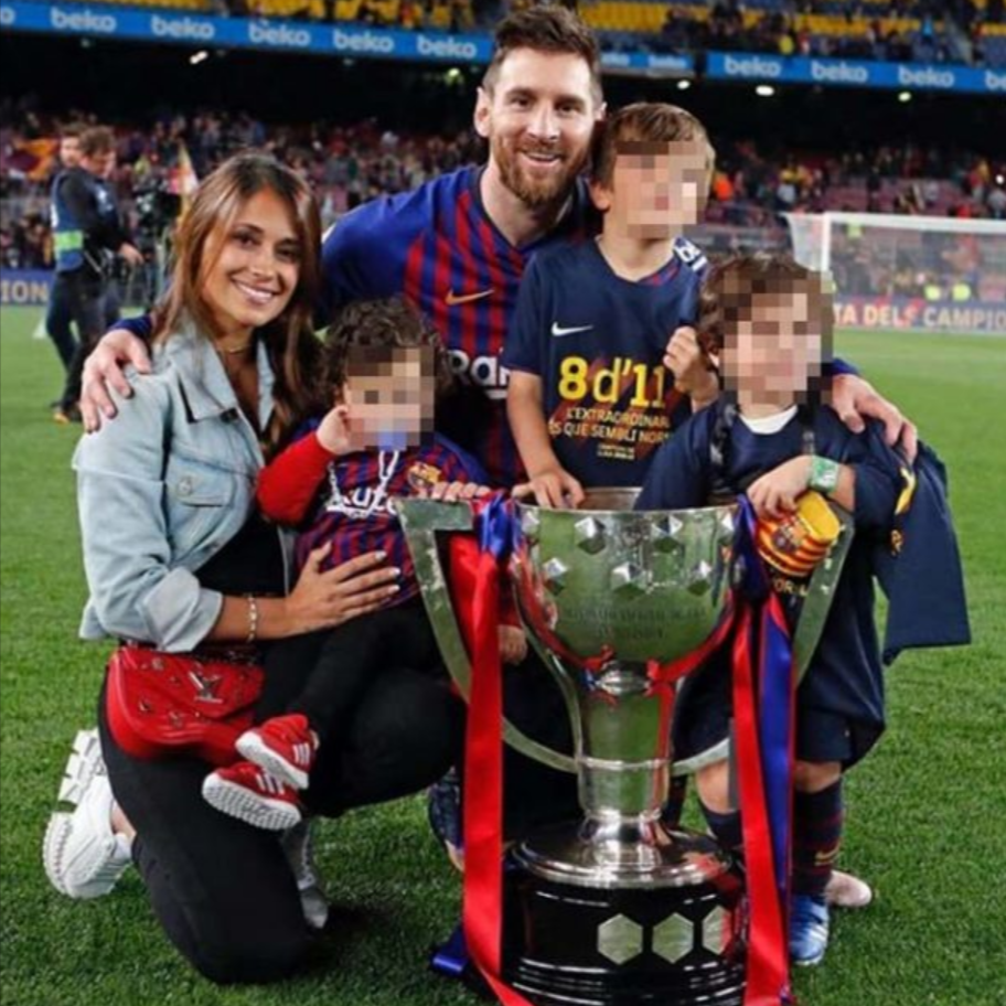Leo Messi y su familia con Antonella