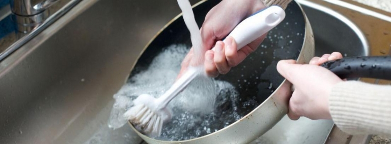 Limpiar un sartén quemado es como garantizar que donde cocinas los alimentos estarán saludable.