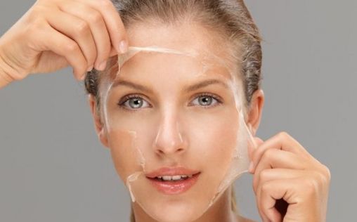 Primer plano de mujer estirando máscara de colágeno casero.