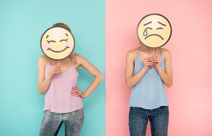mujer con cara feliz y triste