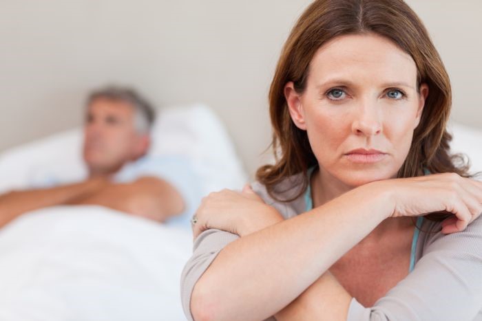 mujer incómoda con su pareja- síntomas de menopausia