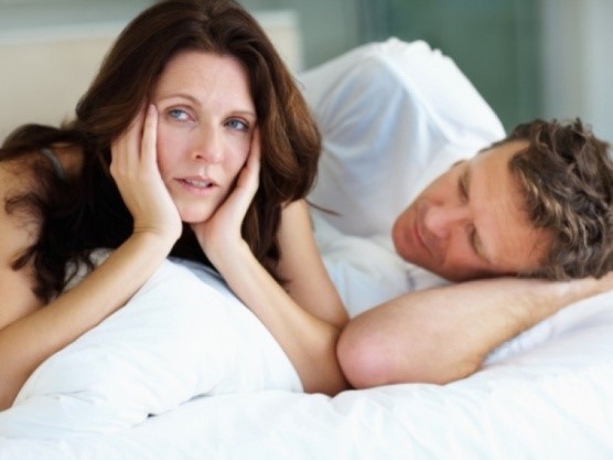 mujer al lado de su pareja- sintomas de menopausia