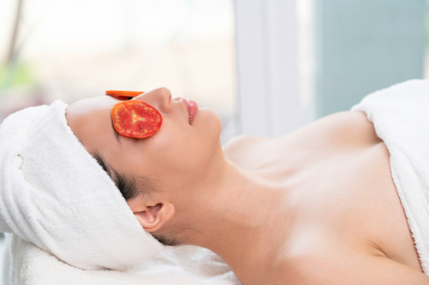 Las mascarilla de tomate rejuvenecen el rostro