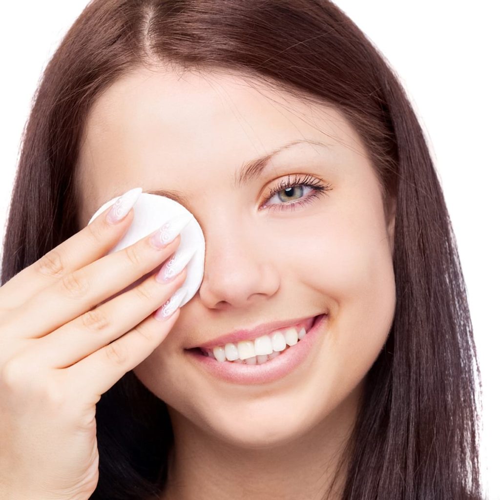 Los remedios con leche para las ojeras ayudan a controlar el nivel sanguíneo de los ojos.
